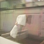Πως να καθαρίσετε ενδιάμεσα από το τζάμι του φούρνου!