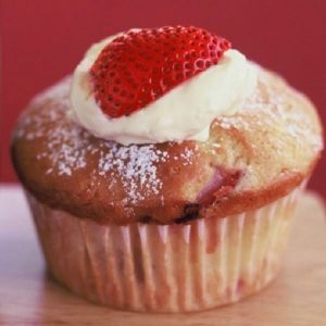 Σπιτικά αρωματικά muffins με κομμάτια σοκολάτας και φράουλες