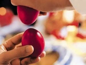 Τι σημαίνει το σπάσιμο των Πασχαλινών αυγών;