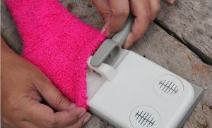 Πως να διώξετε την σκόνη μ’ ένα ζευγάρι κάλτσες