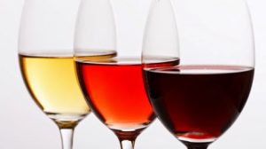 Επιστήμονες συνδέουν το κόκκινο κρασί με προστασία από την οδοντική πλάκα και την τερηδόνα