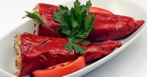 Πιπεριές Φλωρίνης γεμιστές με πλιγούρι, ντομάτα και δυόσμο
