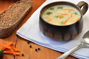Βελουτέ σούπα λαχανικών με  γραβιέρα και κρουτόν