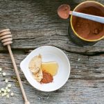 Διώξτε τη λιπαρότητα και την ακμή με μέλι, κακάο και κρέμα γάλακτος!