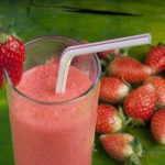 Ενεργειακό smoothie με γάλα, βρώμη, φράουλες και βανίλια