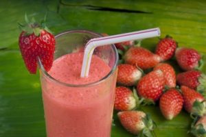 Ενεργειακό smoothie με γάλα, βρώμη, φράουλες και βανίλια