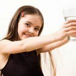 Πρακτικές συμβουλές για την πρόσληψη υγρών από ένα παιδί το καλοκαίρι