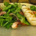 Σαλάτα με ψητό καλαμάρι και dressing μουστάρδας