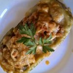 Βαρκούλες από κολοκύθια στο grill με τυρί τσένταρ και λαχανικά