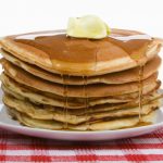 Pancakes πλούσια σε φυτικές ίνες με μέλι και ξηρούς καρπούς