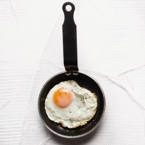 Για να μην κολλάνε τα αυγά στο τηγάνι!