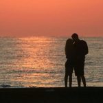 Η ψυχολόγος μας εξηγεί τους καλοκαιρινούς έρωτες