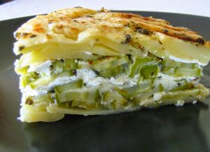Εντυπωσιακή πίτα λαχανικών με τυρί και γιαούρτι χωρίς φύλλο