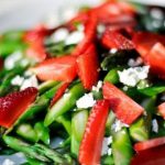 Σαλάτα λαχανικών με φράουλες, κουκουνάρι και κατσικίσιο τυρί