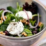 Σαλάτα σπανάκι, ρόκα, cranberries, καρύδια και κατσικίσιο τυρί