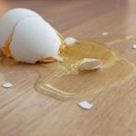 Δείτε πως μπορείτε να καθαρίσετε ένα λεκέ από αυγό!