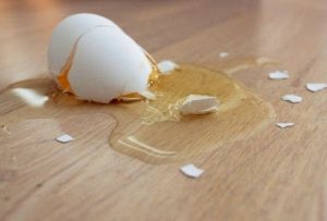 Δείτε πως μπορείτε να καθαρίσετε ένα λεκέ από αυγό!