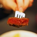 Να, γιατί δεν πρέπει να τρυπάμε το κρέας με πιρούνι!