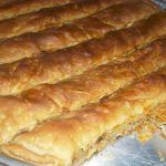 Σπιτική γλυκιά κολοκυθόπιτα με κίτρινη κολοκύθα, σταφίδες, καρύδια και βρώμη