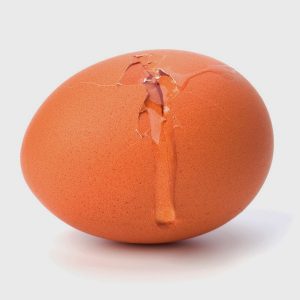 Τι να κάνετε για να μην σπάνε τα κρύα αυγά στο βράσιμο