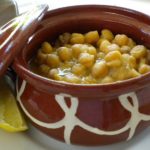 Αρωματικό αρνάκι στην κατσαρόλα με λαχανικά και γραβιέρα