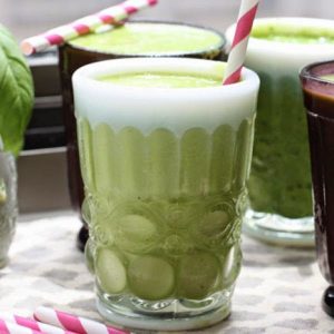 Πρωτότυπο smoothie λαχανικών με σπόρους chia και φυσικές υπερτροφές