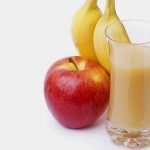Τονωτικό smoothie με μπανάνα, χυμό μήλου και ανανά