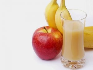 Τονωτικό smoothie με μπανάνα, χυμό μήλου και ανανά