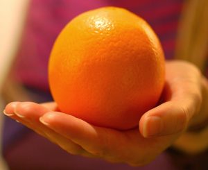 Αφαιρέστε τις κηλίδες από το δέρμα και μειώστε τους πόρους, με πορτοκάλι!