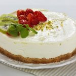 Τσιζκέικ με γιαούρτι, ανθότυρο και ξηρούς καρπούς