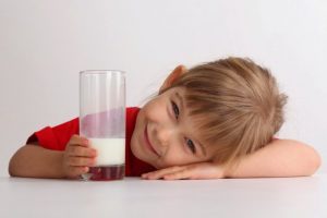 Είναι σωστό να πίνει ένα παιδί γάλα χαμηλών λιπαρών;