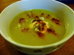Γρήγορη και χορταστική σούπα με πράσο και κουνουπίδι