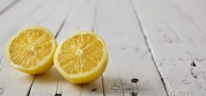 Πέντε καταπληκτικοί τρόποι για να χρησιμοποιήσετε τα λεμόνια αντί για προϊόντα ομορφιάς!