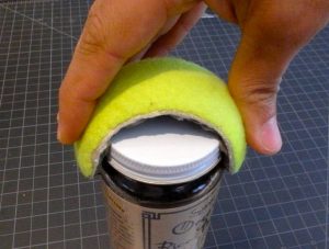 Πως να φτιάξτε ανοιχτήρι με ένα μπαλάκι του τένις!