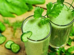 Πολύ υγιεινό πράσινο smoothie φρούτων και λαχανικών