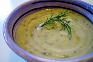 Πράσινη βελουτέ σούπα  με γιαούρτι