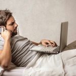 Tο laptop στο κρεβάτι μπορεί να κάνει κακό
