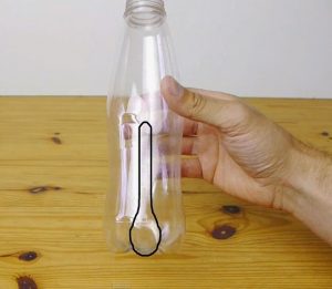 Δείτε πως μπορείτε να φτιάξετε κουτάλι από ένα πλαστικό μπουκάλι!