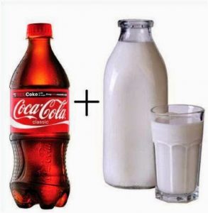 Δείτε τι συμβαίνει αν βάλετε γάλα στην coca cola!