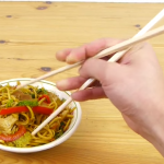 Ένας εύκολος τρόπος για να φάτε με chopsticks!