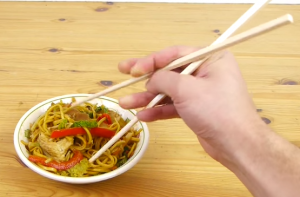 Ένας εύκολος τρόπος για να φάτε με chopsticks!