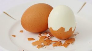 Ένας “μαγικός” τρόπος για να καθαρίσετε τα αυγά από το τσόφλι!