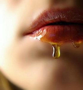 Μέλι και βαζελίνη για χείλη λαμπερά και απαλά!
