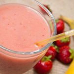 Πεντανόστιμο smoothie με ακτινίδιο, μπανάνα, φράουλα, γιαούρτι και μέλι