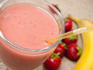 Πεντανόστιμο smoothie με ακτινίδιο, μπανάνα, φράουλα, γιαούρτι και μέλι