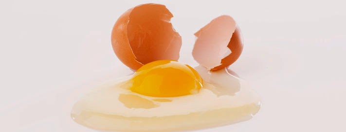 Πως να σπάσετε ένα αυγό χωρίς να πέσει μέσα στο μπολ το τσόφλι!