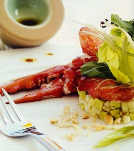 Πρωτότυπη σαλάτα με ρεβίθια, αγγουράκι τουρσί και αβοκάντο