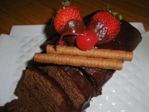 Αφράτο κέικ σοκολάτα με σιρόπι από φράουλα