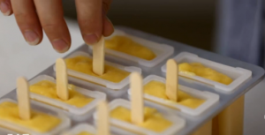 Eκπλήξτε τους ευχάριστα με παγωτό ξυλάκι μάνγκο φτιαγμένο από τα χεράκια σας!