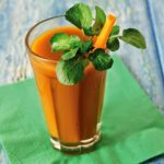 Πικάντικο smoothie με φρούτα, λαχανικά και τζίντζερ
